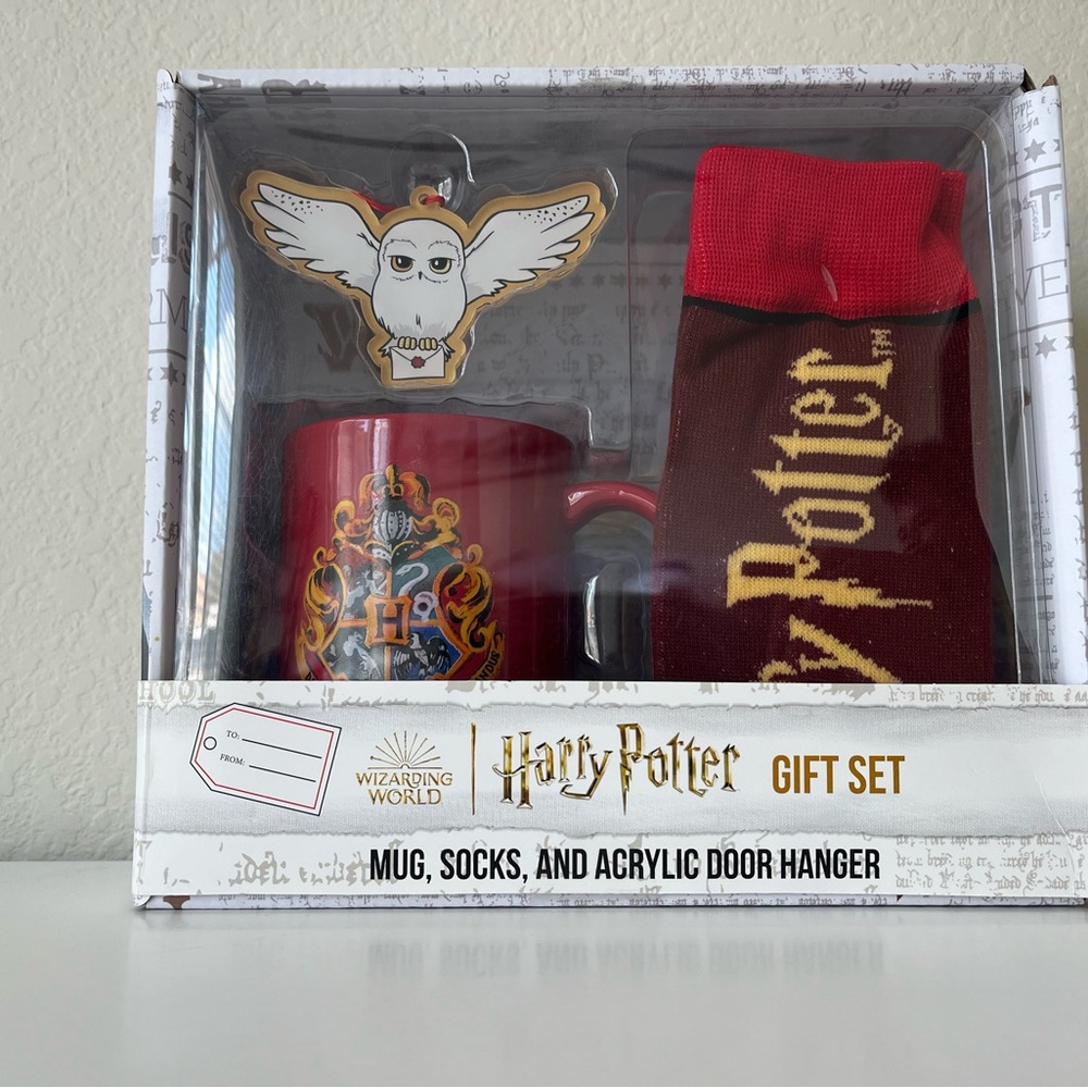Harry Potter Hogwarts Gryffindor Holiday Gift Set 12 oz Mug Socks Acrylic Décor